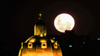 Além do brilho intenso, a superlua oferece uma excelente oportunidade para registrar imagens com celular ou câmera (Foto: Manoelsiq/ Wikimedia Commons)