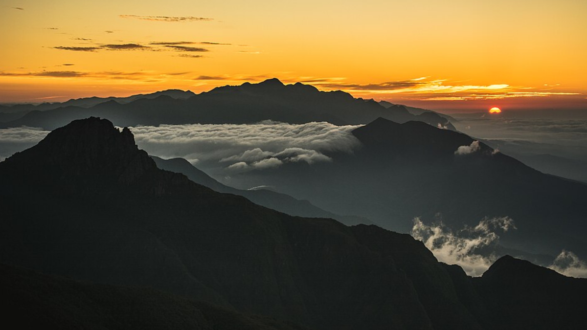 O cume do Pico dos Marins proporciona uma experiência marcante para quem gosta de trilhas e ecoturismo (Foto: Ederson Ladeira da Silva/ Wikimedia Commons)