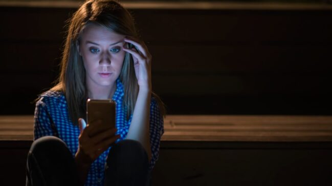 Dia dos Namorados: usar o celular do parceiro sem autorização pode dar 4 anos de prisão