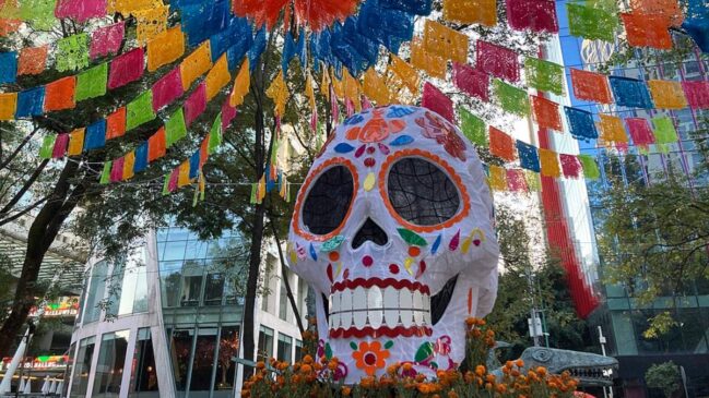 Veja como planejar o orçamento para aproveitar desfiles, altares, festividades e atrações da capital mexicana (Foto: Palomilla Apocatastásica/Wikimedia Commons)
