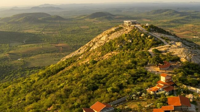 Monte das Gameleiras, no Rio Grande do Norte, combina temperaturas mais amenas, mirantes naturais e paisagens da Serra de São Bento (Foto: Reprodução YouTube)