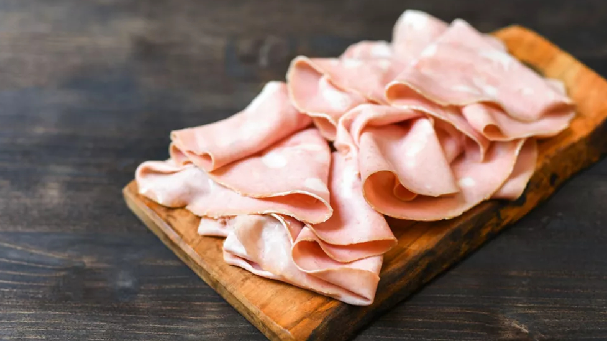A mortadela tipo Bologna se destaca pela textura macia e pelo sabor delicado, sendo uma das favoritas para sanduíches (Foto: Redes Sociais)