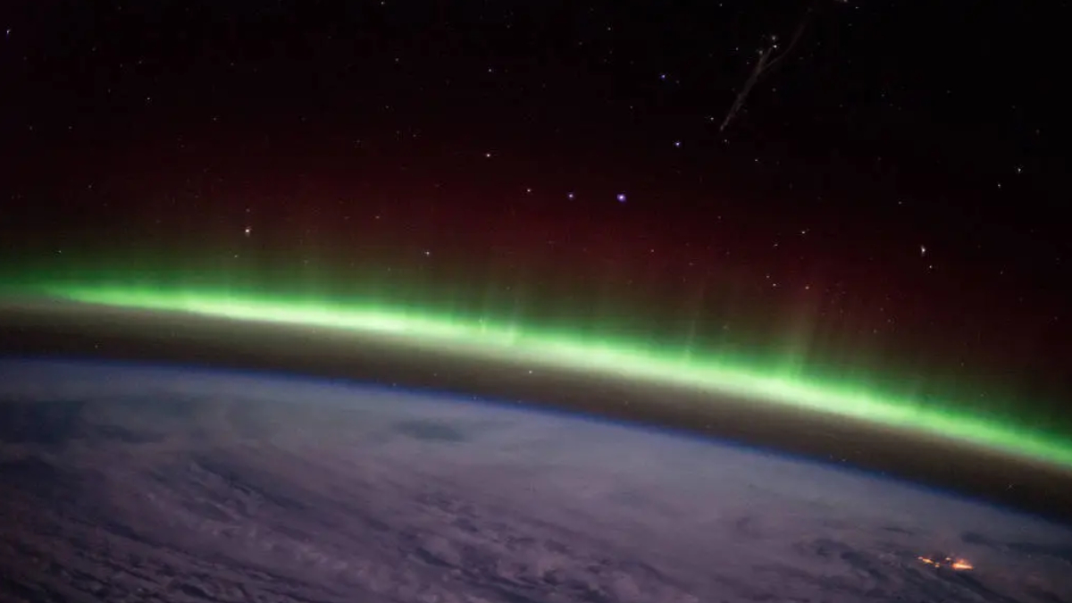 Imagem captada pela astronauta Jessica Meir revela a aurora austral vista de um ângulo raro a centenas de quilômetros da Terra (Foto: NASA)