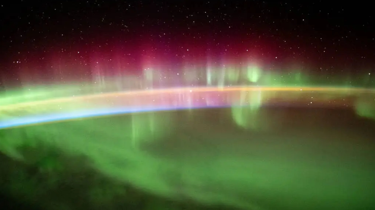 Registro impressionante mostra a curvatura do planeta acompanhada pelas luzes da aurora austral (Foto: NASA)