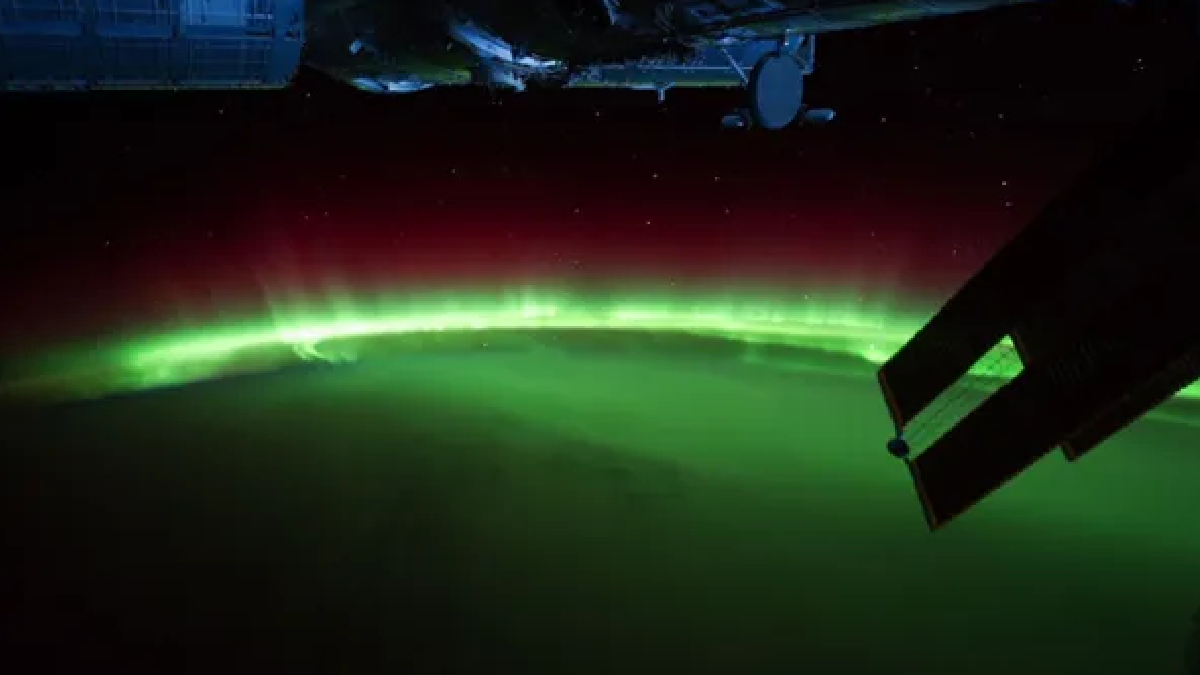 Aurora austral observada do espaço oferece uma perspectiva única de um dos eventos mais fascinantes da natureza (Foto: NASA)