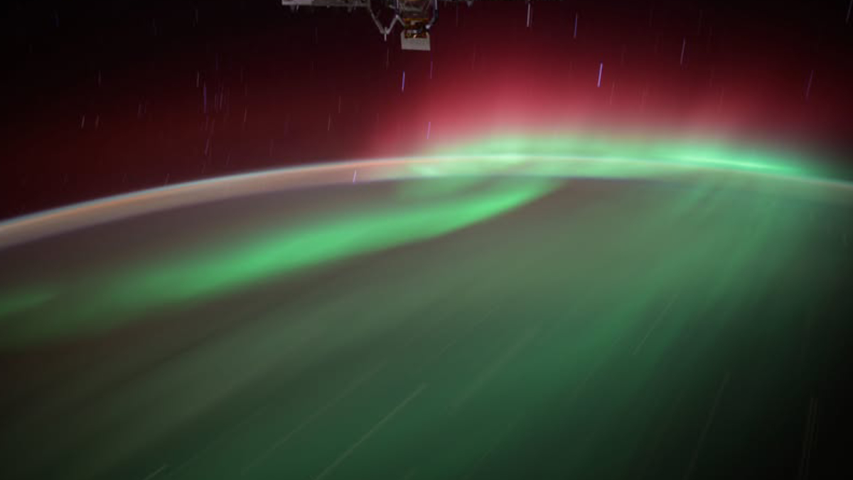 Fenômeno provocado pela interação entre partículas solares e o campo magnético da Terra foi observado da órbita do planeta (Foto: NASA)