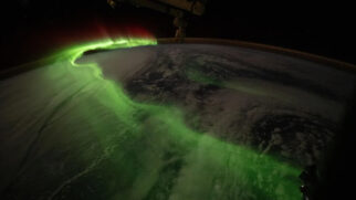 Aurora austral registrada da Estação Espacial Internacional mostra um espetáculo de luzes sobre a atmosfera terrestre (Foto: NASA)