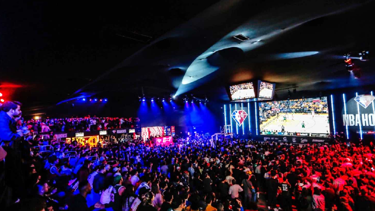 Evento reúne milhares de fãs para acompanhar as Finais da NBA em uma experiência imersiva e interativa (Foto: NBA House)