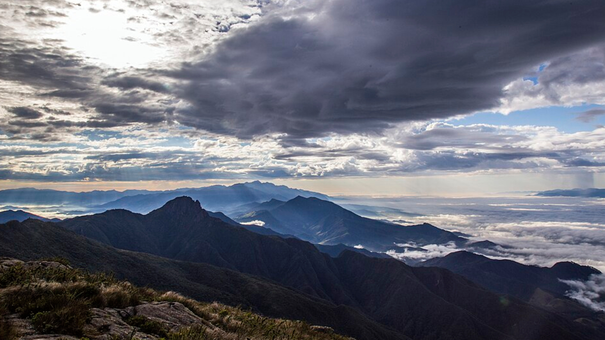 Trilha desafiadora e cenário de cartão-postal fazem do Pico dos Marins um clássico do montanhismo brasileiro (Foto: Nando Bomfim Fotógrafo/ Wikimedia Commons)