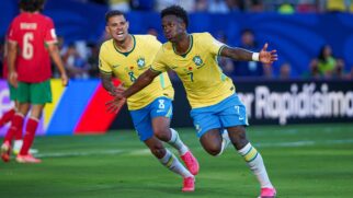 Vini Jr. comemora gol em partida de estreia contra o Marrocos ao lado de Bruno Guimarães