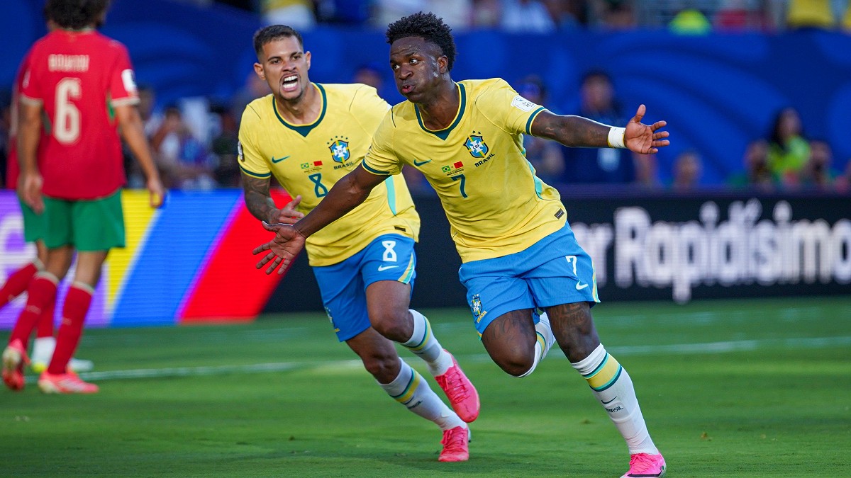 Vini Jr. comemora gol em partida de estreia contra o Marrocos ao lado de Bruno Guimarães