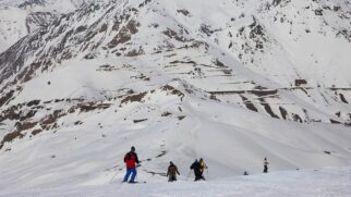 Neve no Irã atrai turistas durante o inverno e abastece estações de esqui conhecidas pela qualidade da neve (Foto: ninara/Wikimedia Commons)