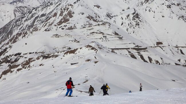 Neve no Irã atrai turistas durante o inverno e abastece estações de esqui conhecidas pela qualidade da neve (Foto: ninara/Wikimedia Commons)