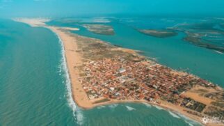Cercada por dunas e salinas, a vila de pescadores no RN atrai quem busca tranquilidade longe do turismo de massa. (Foto: Wikimedia Commons)