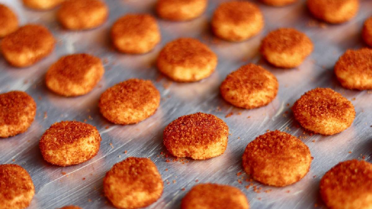 A produção dos nuggets envolve a combinação de carne de frango, temperos e ingredientes que garantem textura uniforme (Foto: Pexels)