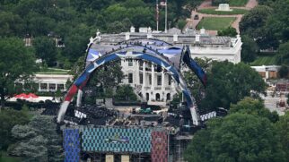 Vista aérea mostra a estrutura preparada para o evento do UFC nos arredores da Casa Branca, em Washington. (Foto: Wikimedia Commons)