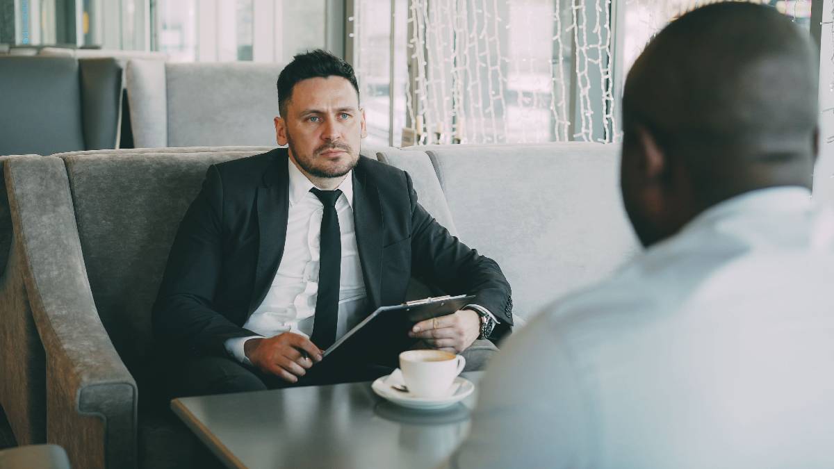 Segundo a psicologia das cores, o preto transmite poder, autoconfiança e uma sensação de exclusividade (Foto: Pexels)