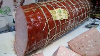 A mortadela nasceu na Itália e hoje está entre os embutidos mais consumidos do planeta (Foto: JJ Georges/ Wikimedia Commons)