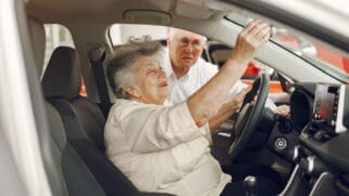 Proposta que prevê desconto de 25% para idosos na compra de carros novos ainda não é lei/Divulgação