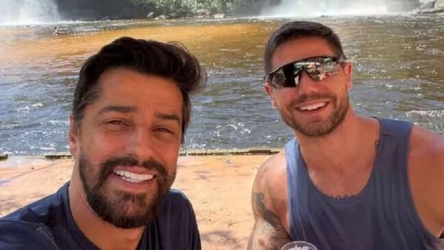Jonas Sulzbach e Alberto Cowboy em cachoeira no Maranhão