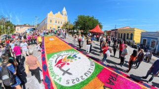 Tapetes feitos com serragem colorida, flores, pó de café e outros materiais em celebração ao feriado Corpus Christi