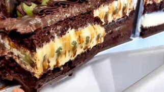 Fatia de bolo de chocolate com recheio de leite ninho com uva, um dos sabores do Festival de Fatias de Bolos de São Paulo