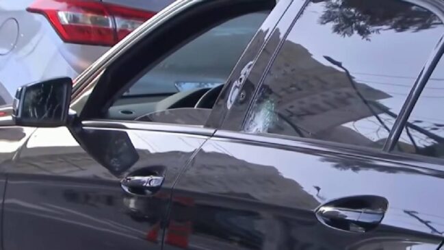 Mercedez roubada, utilizada para fuga em perseguição policial na zona leste de São Paulo, termina com marcas de tiros nas portas; suspeito morreu