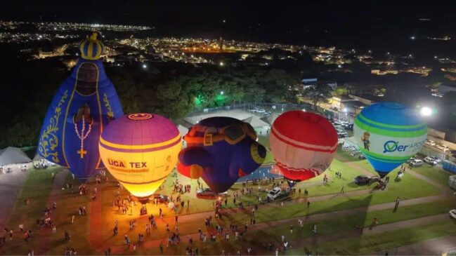 Balões ancorados durante o Night Glow no Festival de Balonismo em Ibaté, interior de São Paulo