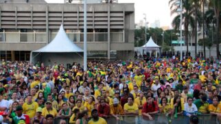 Torcedores do Brasil assistindo ao jogo na Copa do Mundo de 2022 no Paço Municipal de Santo André, no ABC Paulista