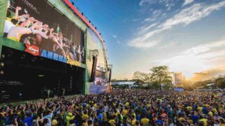Torcedores assistindo aos jogos da Copa do Mundo no palco da Arena Brasileira