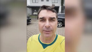 Flávio Bolsonaro visita Jair Bolsonaro na cadeia em dia de jogo do Brasil