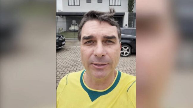 Flávio Bolsonaro visita Jair Bolsonaro na cadeia em dia de jogo do Brasil