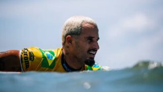 Surfista brasileiro Italo Ferreira disputando a vaga na final na WSL