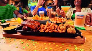 Itens do Rodizio Outback: ripas de Ribs com molho barbecue, Bloom Petals, Nachos, Fries Campeã e a Chicken Bola na Área.
