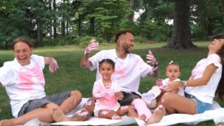 Neymar e Bruna Biancardi anunciam que esperam mais uma filha em um vídeo com os filhos do jogador