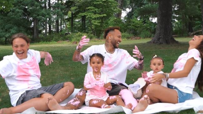 Neymar e Bruna Biancardi anunciam que esperam mais uma filha em um vídeo com os filhos do jogador