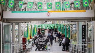 Rua 24 Horas em Curitiba com decoração temática de Copa do Mundo