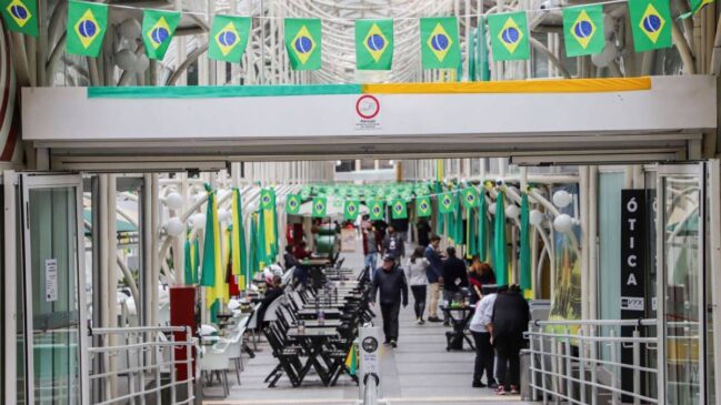 Rua 24 Horas em Curitiba com decoração temática de Copa do Mundo