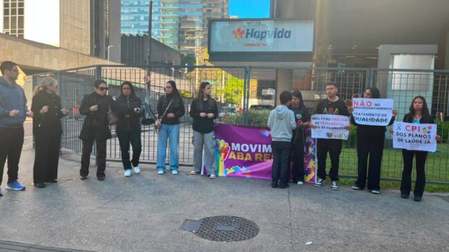 Mães em frente à sede da Hapvida na avenida Paulista, protestando contra o descredenciamento de clínicas para terapias de pessoas autistas