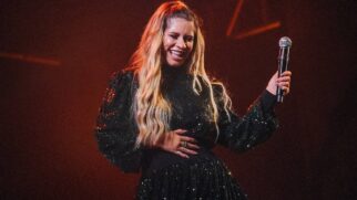 Marília Mendonça em um dos seus últimos show em 2021