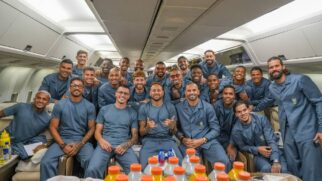 Jogadores convocados para jogar pela Seleção Brasileira de Futebol na Copa do Mundo de 2026 dentro do avião em direção aos Estados Unidos