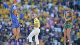 Apresentação musical na abertura da Copa de 2014, no Brasil, marcou a ligação entre futebol, espetáculo e cultura pop. (Foto: Wikimedia Commons)
