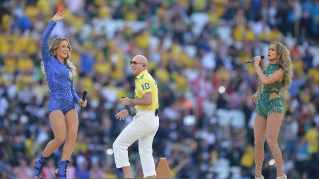 Apresentação musical na abertura da Copa de 2014, no Brasil, marcou a ligação entre futebol, espetáculo e cultura pop. (Foto: Wikimedia Commons)