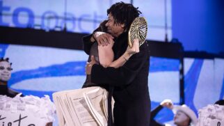 Djavan recebendo o Prêmio BTG Pactual da Música Brasileira