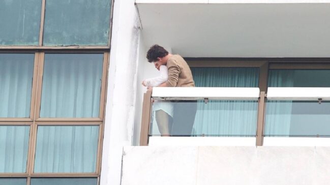 Bruna Marquezine e Shawn Mendes são flagrados em varanda no Rio de Janeiro em clima de romance