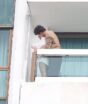 Bruna Marquezine e Shawn Mendes trocam beijos em varanda