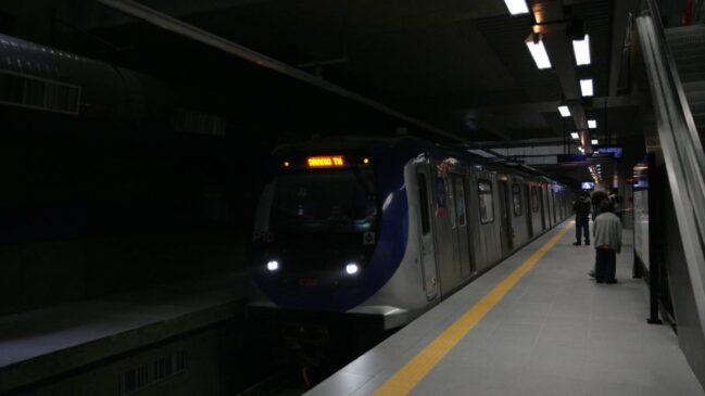 Vagão de Metrô na linha Lilás