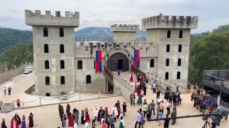 Com cinco andares e uma área construída de 4 mil metros quadrados, o espaço conta com torres, quartos reais, adega e até uma arena para 2.500 pessoas. Foto: Reprodução/Youtube/Turistando SP