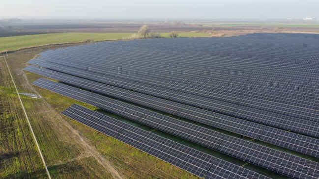Painéis solares se multiplicam ao redor do mundo e impulsionam novo recorde do mercado global de energia solar em 2025 (Foto: Anonim Zero/ Pexels)