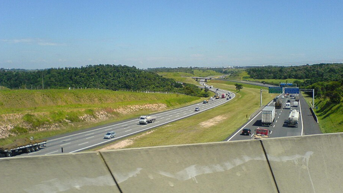 Conhecida pelo alto padrão de conservação, a via é referência para motoristas e transportadoras (Foto: Paulo Humberto/ Wikimedia Commons)